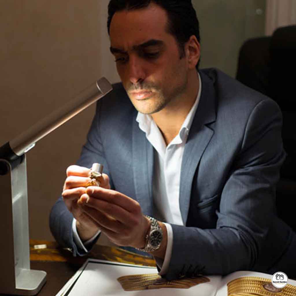 Expertise professionnelle et gratuite de vos métaux précieux devant vous